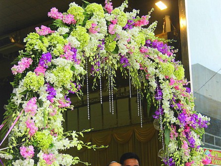 Cổng hoa cưới kết từ hoa lan và hoa cẩm tú cầu