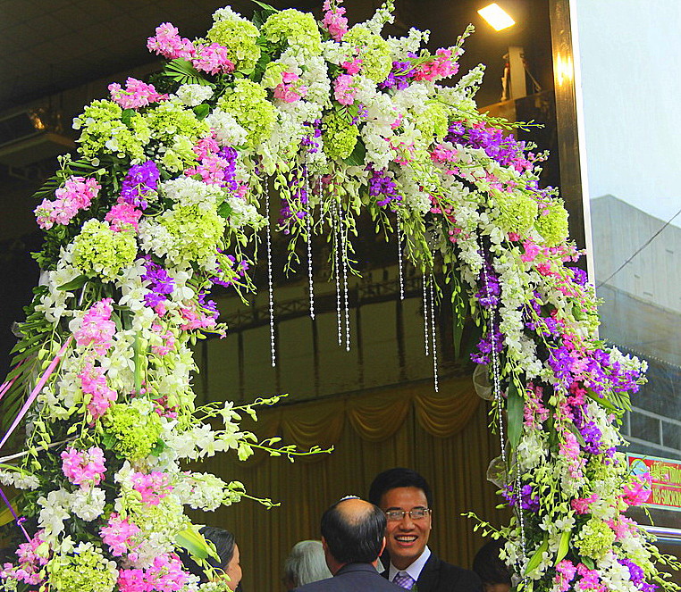 Cổng hoa cưới kết từ hoa lan và hoa cẩm tú cầu