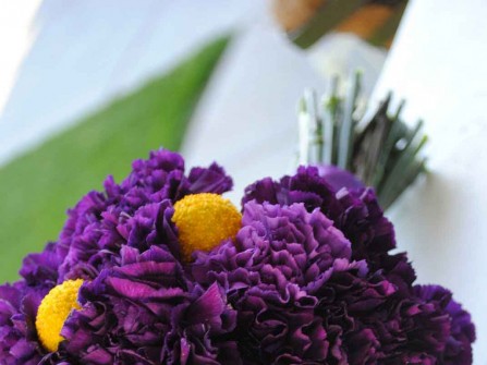 Hoa cưới màu tím kết từ hoa cẩm chướng, cúc pingpong