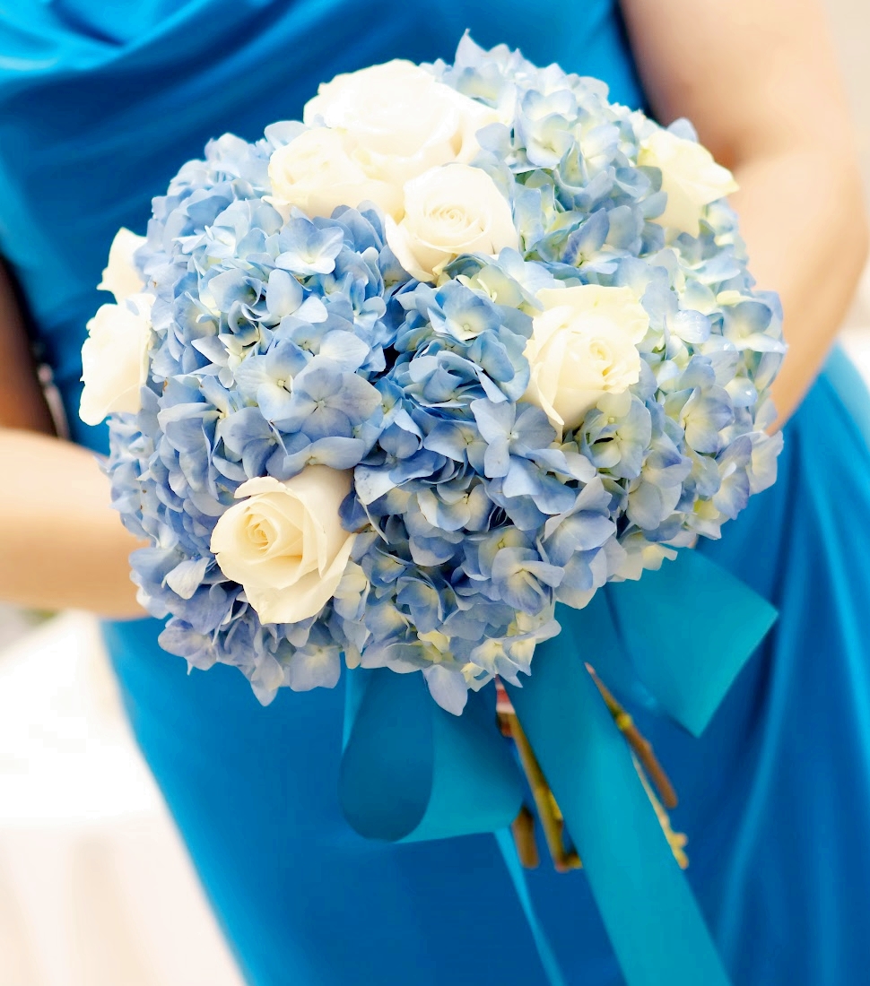 Hoa cưới cầm tay màu xanh kết từ cẩm tú cầu