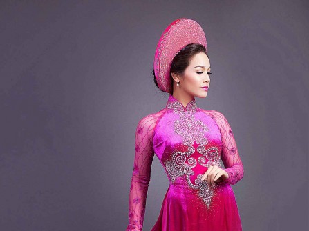 Áo dài cưới truyền thống màu hồng cánh sen
