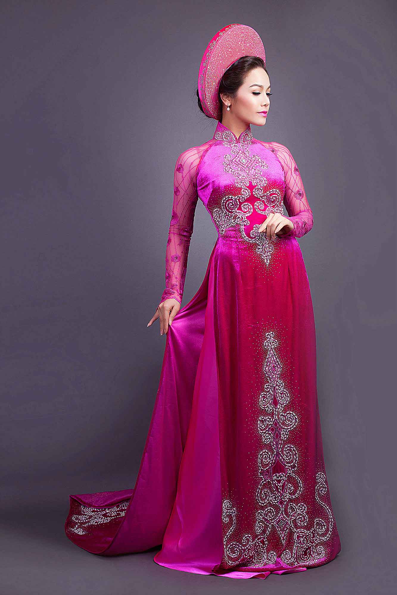 Áo dài cưới truyền thống màu hồng cánh sen
