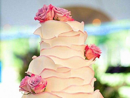 Bánh cưới 4 tầng đính hoa hồng tím độc đáo
