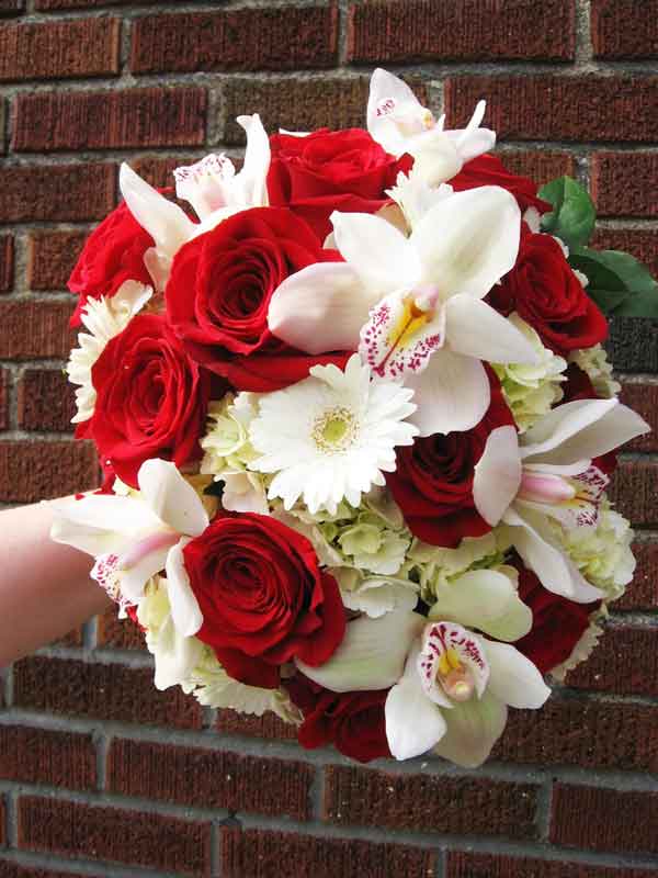 Hoa cưới cầm tay hồng nhung đỏ điểm hoa lan trắng