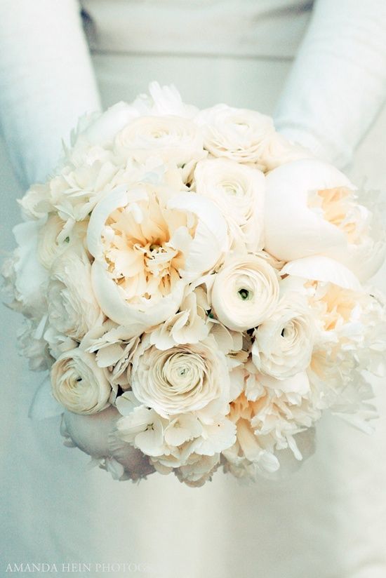 Hoa cưới cầm tay màu trắng kết từ ba loại hoa sang trọng