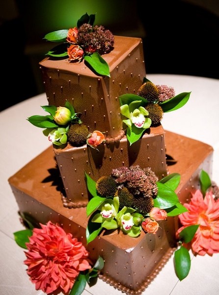 Bánh cưới vuông chocolate bất đối xứng kết hoa tươi