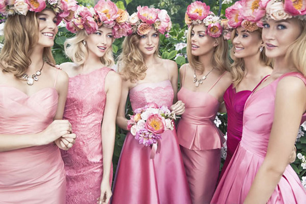 Váy phụ dâu hồng sen kết hợp vòng hoa đội đầu