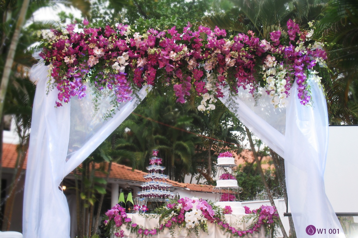 Cổng hoa cưới kết bằng hoa lan sang trọng