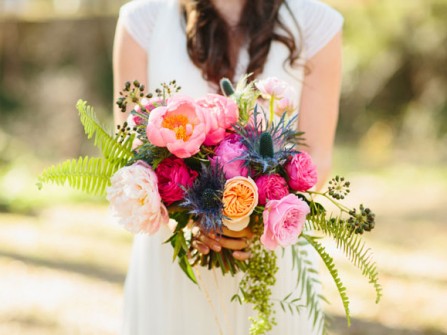 Hoa cưới màu hồng kết từ hoa mẫu đơn và David Austin