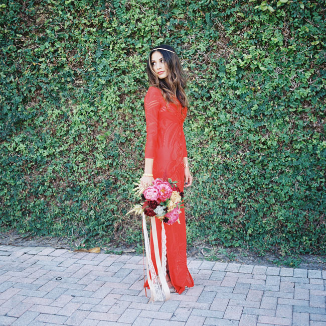 Váy cưới màu đỏ dáng suôn dài