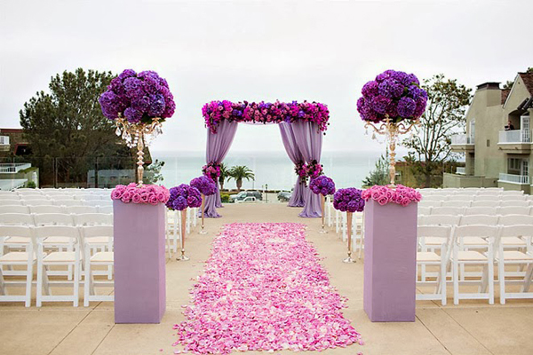 Cổng hoa cưới màu tím kết từ hoa hồng và cẩm tú cầu