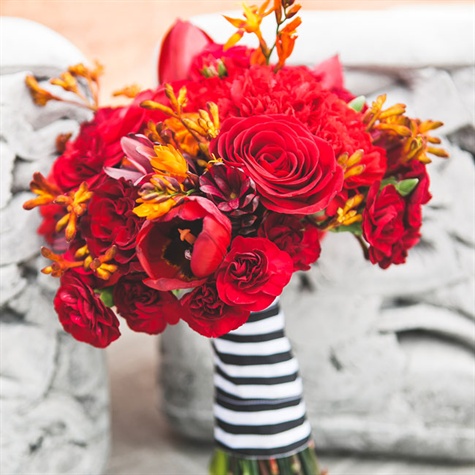 Hoa cầm tay cô dâu màu đỏ kết từ hoa hồng và anh túc