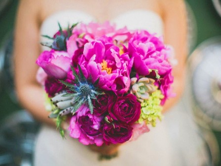 Hoa cưới cô dâu màu hồng tím kết từ hoa mẫu đơn