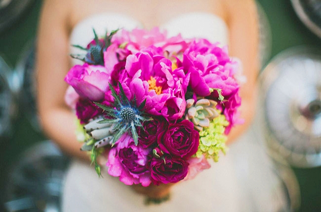 Hoa cưới cô dâu màu hồng tím kết từ hoa mẫu đơn