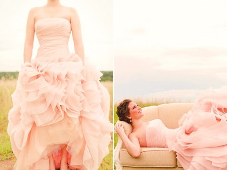 Váy cưới màu hồng cúp ngực xếp bèo bồng bềnh