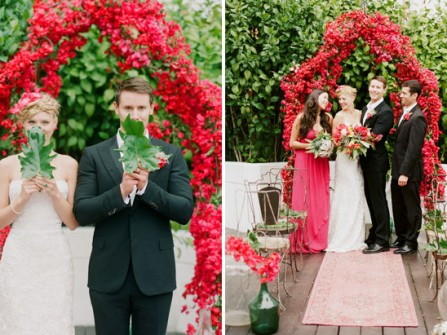Cổng hoa cưới màu đỏ kết từ hoa lan rừng