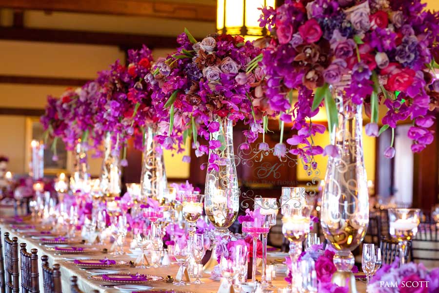 Hoa cưới trang trí bàn tiệc kết từ hoa lan và hoa hồng tím