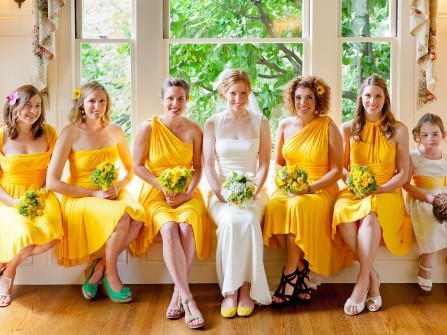 Váy phụ dâu màu vàng nhiều kiểu dáng