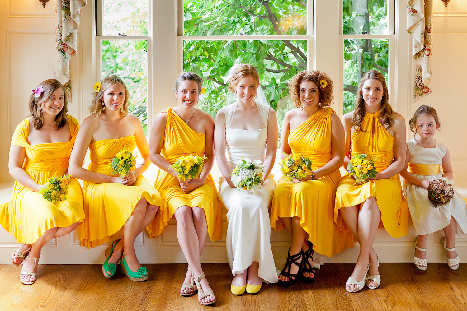 Váy phụ dâu màu vàng nhiều kiểu dáng