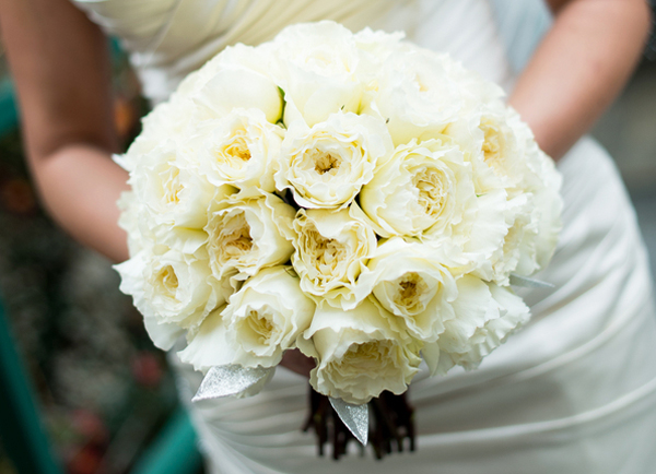 Hoa cưới cầm tay màu trắng kết từ hoa hồng David Austin