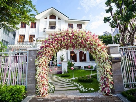 Cổng hoa cưới kết từ hoa lan trắng và hồng