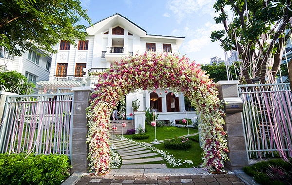 Cổng hoa cưới kết từ hoa lan trắng và hồng