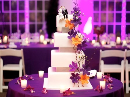 Bánh cưới vuông họa tiết hoa tím và cam độc đáo