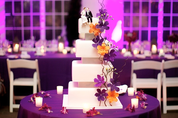 Bánh cưới vuông họa tiết hoa tím và cam độc đáo