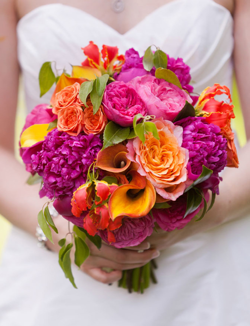 Hoa cưới cầm tay màu hồng cam kết từ hoa mẫu đơn