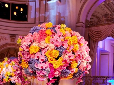 Hoa cưới trang trí rực rỡ kết từ hoa lan và hoa hồng