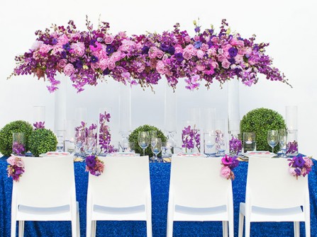 Hoa trang trí bàn tiệc màu tím kết từ hoa lan
