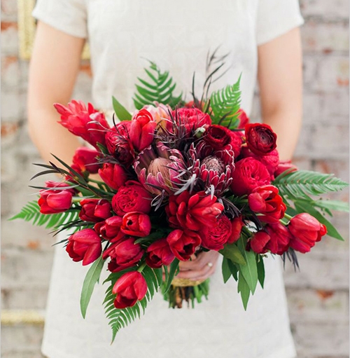 Hoa cưới cầm tay màu đỏ kết từ hoa tulip