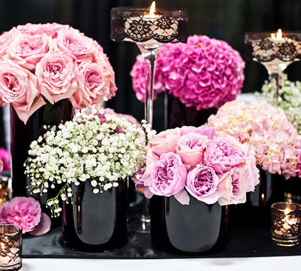 Hoa trang trí tiệc cưới đơn sắc kết từ hoa hồng, cẩm tú cầu