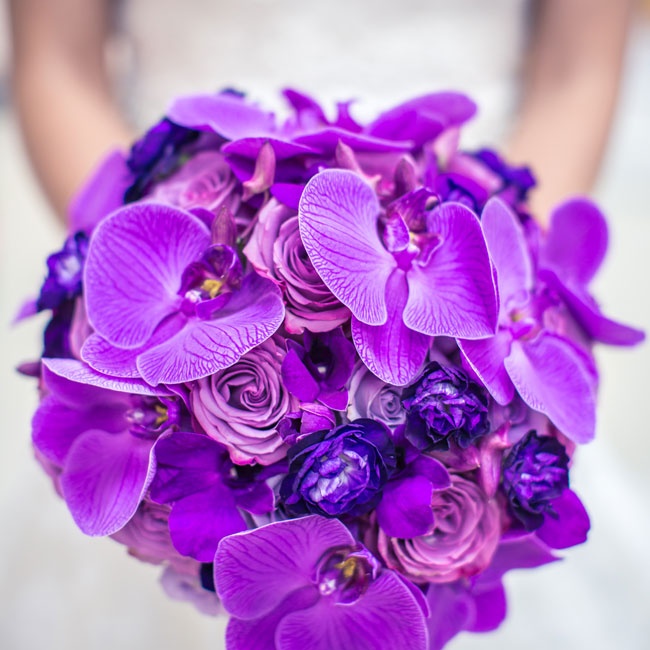Hoa cưới cầm tay màu tím được kết từ hoa lan