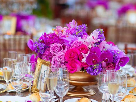 Hoa cưới trang trí màu hồng tím kết từ hoa hồng và hoa lan