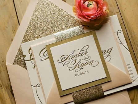 Thiệp cưới màu trắng kem giấy kim tuyến ánh vàng 