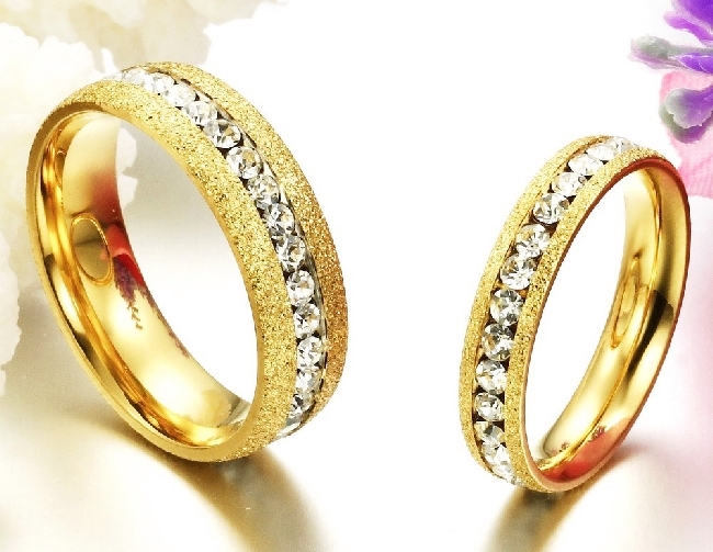 Nhẫn cưới vàng cát đính kim cương sang trọng