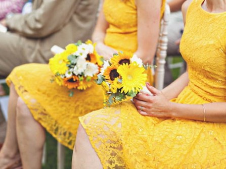 Váy phụ dâu ren dáng ngắn màu vàng rực rỡ