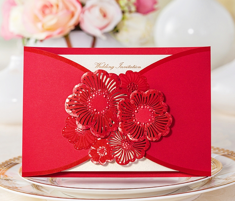 Thiệp cưới màu đỏ họa tiết hoa mai cắt laser