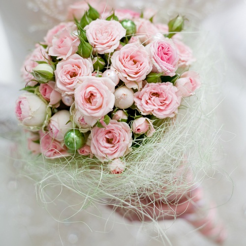 Hoa cưới cầm tay màu hồng phấn thanh khiết