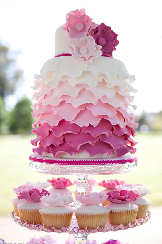 Bánh cưới ruffle kết hợp cupcake màu hồng và trắng