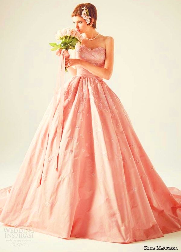 Váy cưới xòe bồng bềnh màu hồng hoa anh đào