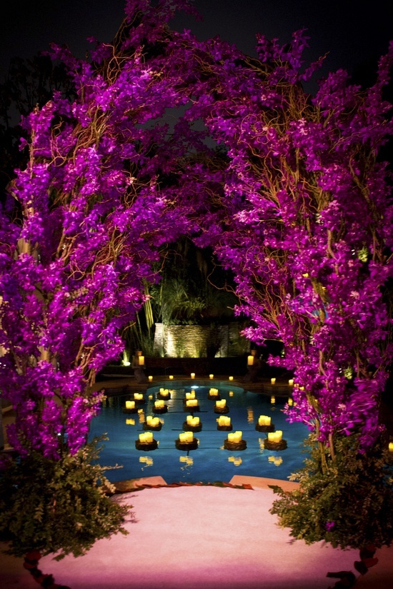 Cổng hoa cưới màu tím đầy huyền ảo