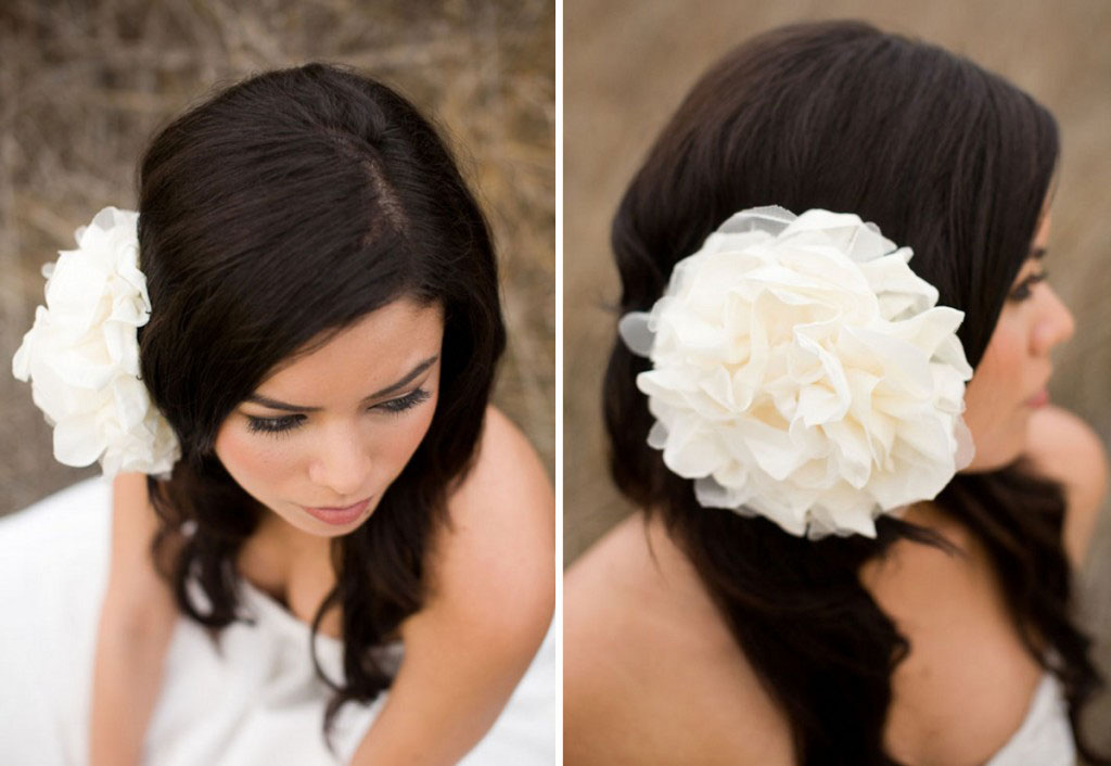 Tóc cô dâu đơn giản với kiểu đính hoa một bên