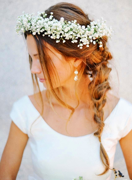 Kiểu tóc cô dâu thắt bím kết hợp vòng hoa baby