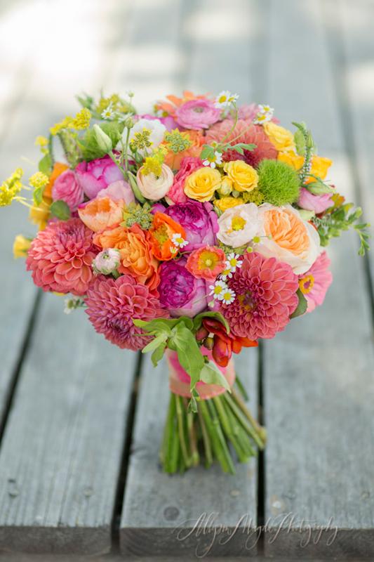 Hoa cưới cầm tay nhiều màu sắc