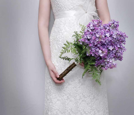 Hoa cưới cầm tay cô dâu màu tím mộc mạc