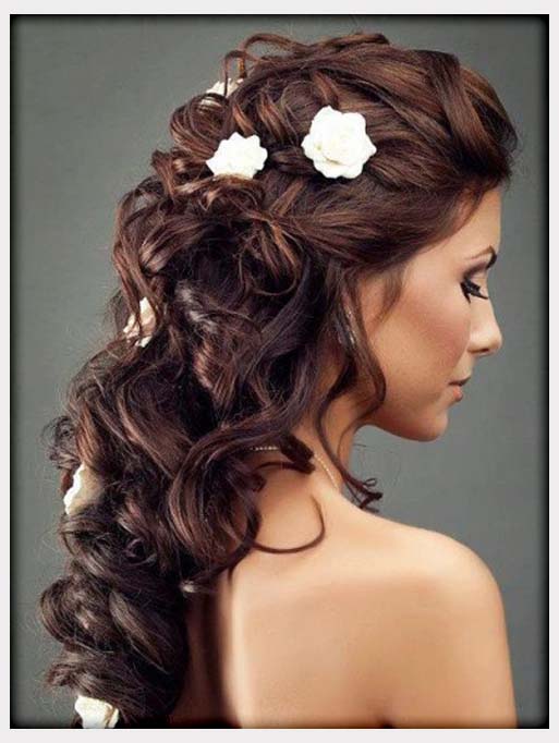Tóc cô dâu xoăn dài điểm hoa trắng nhỏ