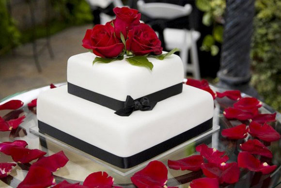 Bánh cưới trắng 2 tầng trang trí hoa hồng đỏ