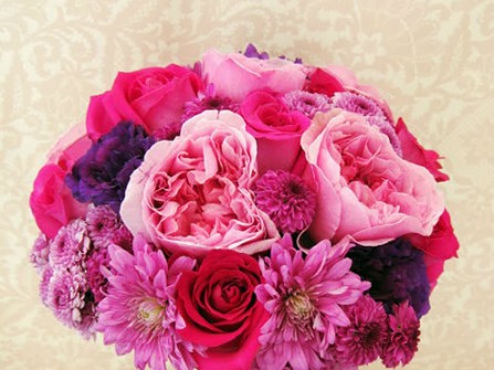 Hoa cầm tay cô dâu màu hồng kết từ hoa hồng garden rose
